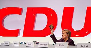 Zuletzt nahm Merkel 2019 physisch an einem Parteitag teil.