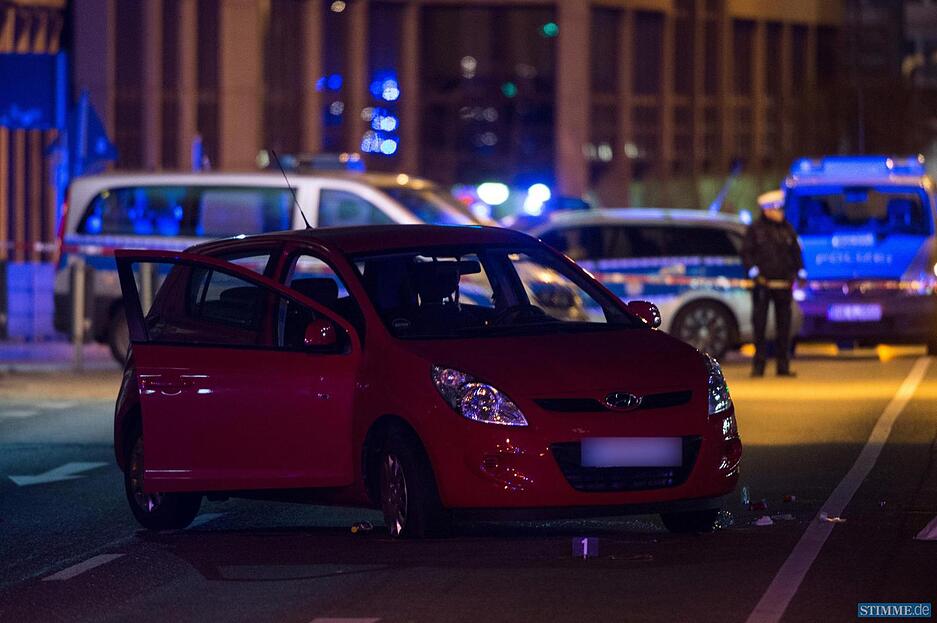 Das Täterfahrzeug nach dem Einsatz des  Spezialkommandos in der Innenstadt von Stuttgart.