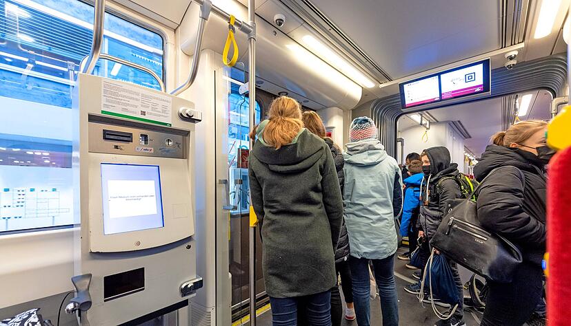 Sie werden ausgebaut: Fahrscheinautomaten in Stadtbahnen. Nun gibt es an allen Haltestellen stationäre Automaten, auch mit Geldkartenfunktion.
Foto: Mario Berger Sie werden ausgebaut: Fahrscheinautomaten in Stadtbahnen. Nun gibt es an allen Haltestellen stationäre Automaten, auch mit Geldkartenfunktion.
Foto: Mario Berger