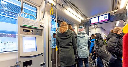 Sie werden ausgebaut: Fahrscheinautomaten in Stadtbahnen. Nun gibt es an allen Haltestellen stationäre Automaten, auch mit Geldkartenfunktion. 
Foto: Mario Berger