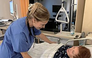 Gaye Acikgöz nimmt gegen 3.30 Uhr den Neuzugang auf der B4 in Empfang. Die Patientin wurde mit starken Rückenschmerzen eingeliefert und ist froh, dass die Nachtschwester sich um sie kümmert. Gaye Acikgöz nimmt gegen 3.30 Uhr den Neuzugang auf der B4 in Empfang. Die Patientin wurde mit starken Rückenschmerzen eingeliefert und ist froh, dass die Nachtschwester sich um sie kümmert.