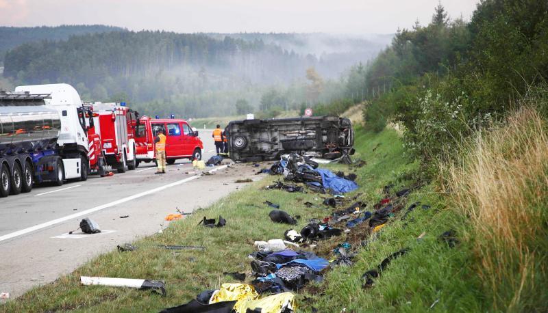 Trümmerteile liegen an der Unfallstelle neben der Autobahn 9, im Hintergrund liegt der umgestürzte Transporter. Trümmerteile liegen an der Unfallstelle neben der Autobahn 9, im Hintergrund liegt der umgestürzte Transporter.