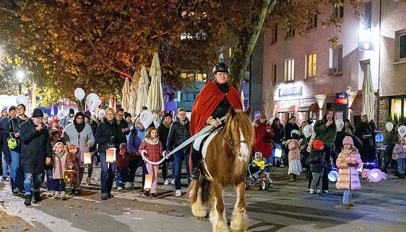 Auf dem Pferd reitet Sankt Martin dem Lichtermeer durch Heilbronn voraus. Auf dem Pferd reitet Sankt Martin dem Lichtermeer durch Heilbronn voraus.