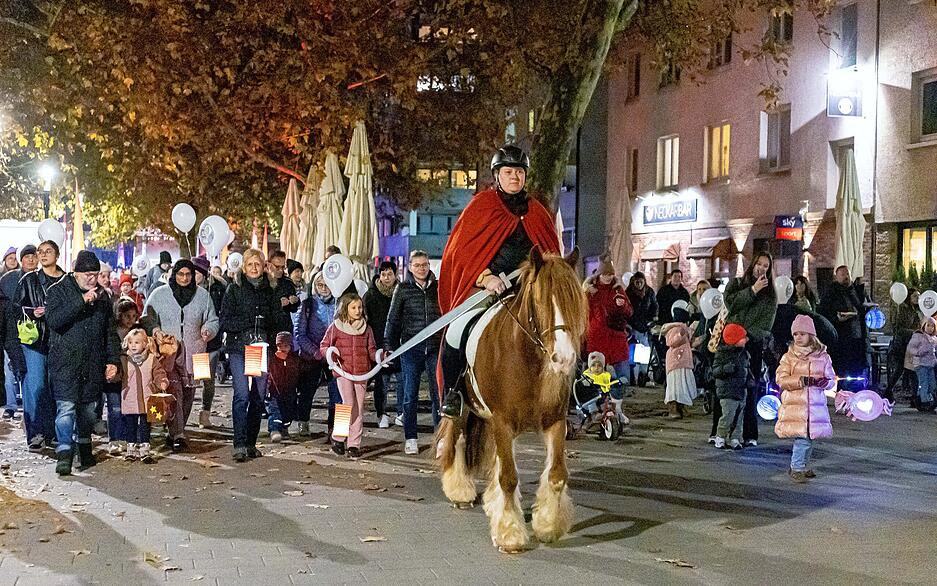 Auf dem Pferd reitet Sankt Martin dem Lichtermeer durch Heilbronn voraus. Auf dem Pferd reitet Sankt Martin dem Lichtermeer durch Heilbronn voraus.