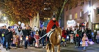 Auf dem Pferd reitet Sankt Martin dem Lichtermeer durch Heilbronn voraus.