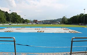 Ein Hingucker, aber sehr umstritten: Die Tartanbahn in Möckmühl erstrahlt blau. Foto: Simon Gajer
