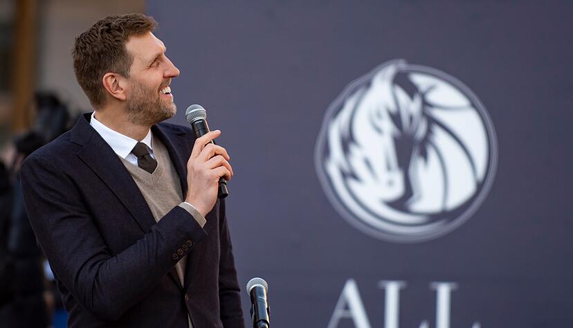 Ex-Basketballprofi Dirk Nowitzki spricht während der Zeremonie.