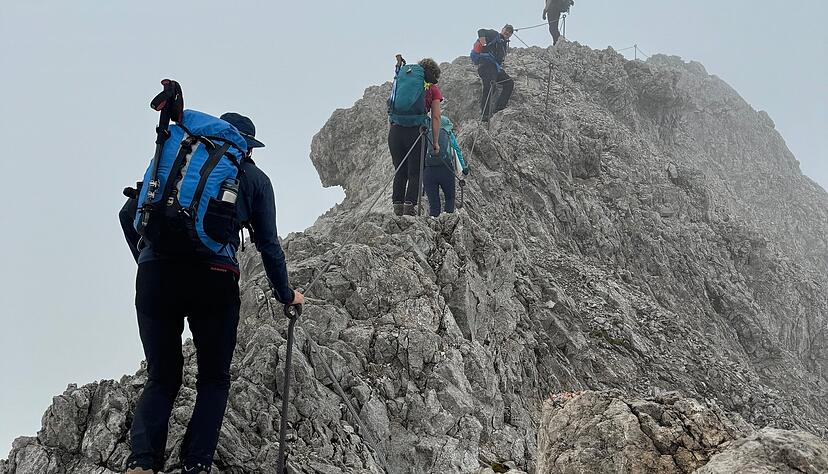 Kletterer auf dem Heilbronner Weg in den Allgäuer Alpen: Jeder Schritt muss sitzen.