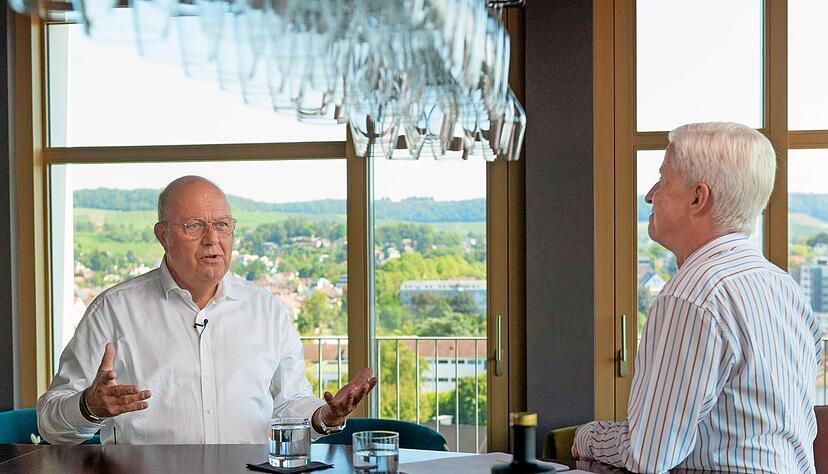 Intersport-Chef und HDE-Präsident Alexander von Preen (links) beim Stimme-Live-Talk "Ohne Ausrede" mit Chefredakteur Uwe Ralf Heer.
Foto: Mario Berger Intersport-Chef und HDE-Präsident Alexander von Preen (links) beim Stimme-Live-Talk "Ohne Ausrede" mit Chefredakteur Uwe Ralf Heer.
Foto: Mario Berger