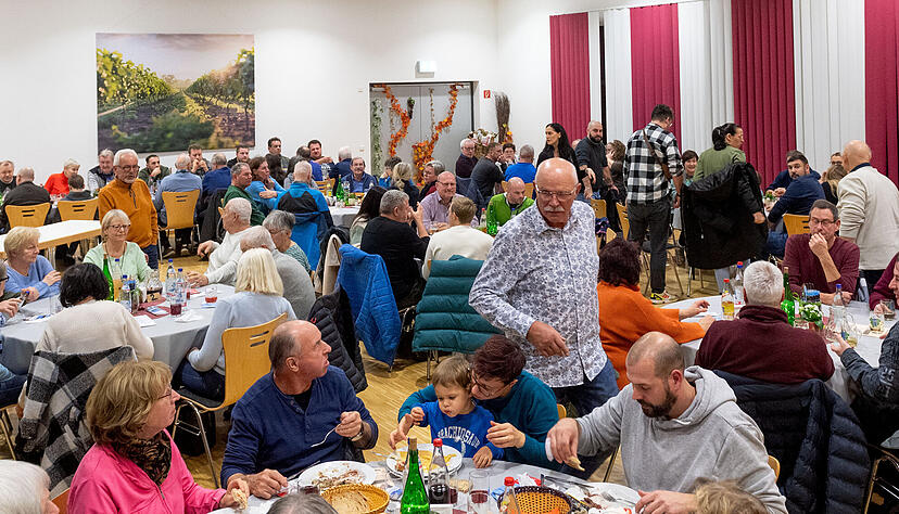 Gut besucht zum Auftakt: Der Besen der Freibadfreunde Neudenau findet noch bis Montag in der Sturmfederhalle statt.