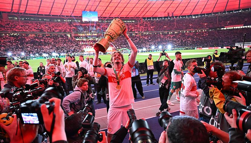 Nick Woltemade feierte als einer der Torschützen mit dem Pokal.