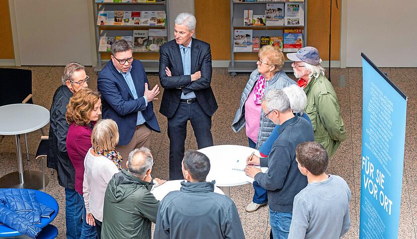 Chefredakteur Uwe Ralf Heer (Mitte) will wissen, welche Themen die Leser bewegen. Bürgermeister UIrich Heckmann (links daneben) diskutiert mit.
Foto: Mario Berger Chefredakteur Uwe Ralf Heer (Mitte) will wissen, welche Themen die Leser bewegen. Bürgermeister UIrich Heckmann (links daneben) diskutiert mit.
Foto: Mario Berger