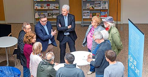 Chefredakteur Uwe Ralf Heer (Mitte) will wissen, welche Themen die Leser bewegen. Bürgermeister UIrich Heckmann (links daneben) diskutiert mit.
Foto: Mario Berger