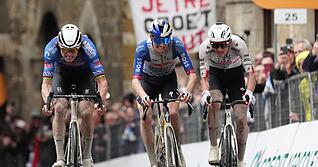 Mathieu van der Poel (l) gewann die zweite Etappe bei Tirreno-Adriatico.