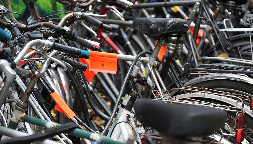 Fahrradleichen und Schrottautos blockieren wichtige Stellpl&auml;tze und sind vielen Menschen ein &Auml;rgernis. (Archivbild)