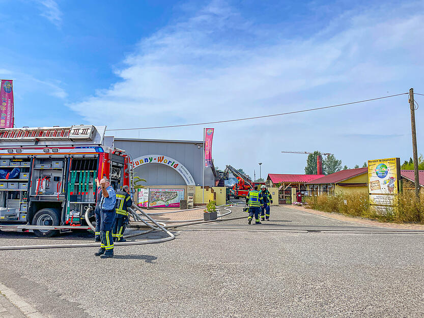 Die Feuerwehr wurde am Samstag zu einem Feuer in einem Freizeitpark alarmiert. Die Feuerwehr wurde am Samstag zu einem Feuer in einem Freizeitpark alarmiert.