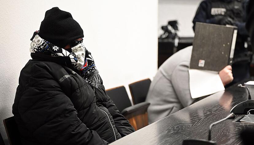Vermummt und durch einen Aktenordner geschützt erwarteten die Angeklagten den Prozessauftakt. Vermummt und durch einen Aktenordner geschützt erwarteten die Angeklagten den Prozessauftakt.