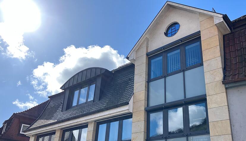 Die Hauptstelle der Raiba Hohenloher Land in Ingelfingen. Nach der Fusion, die 2019 besiegelt wurde, gab es 18 Filialen. Bis heute ist die Zahl auf elf gesunken. Bieringen und Westernhausen werden nun zusammengelegt, sodass zehn &uuml;brigbleiben.