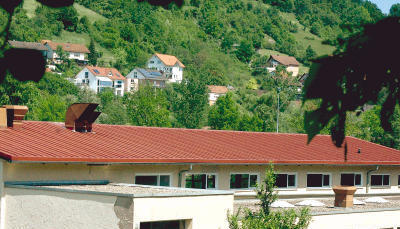 An der Ernsbacher Turnhalle br&ouml;ckelt nicht nur der Putz. Der 50 Jahre alte Bau muss komplett saniert oder abgerissen werden.Foto: Hagen Stegm&uuml;ller
