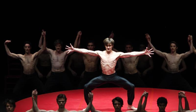 Friedemann Vogel, Tänzer des Stuttgarter Balletts, tanzt im Opernhaus.