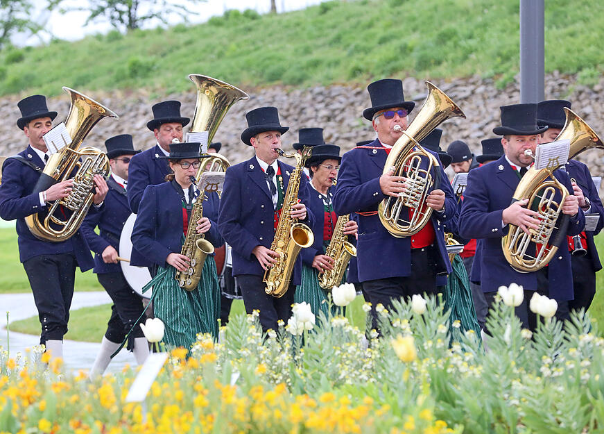 Blasmusik im Regen auf der Buga