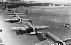 In Tempelhof werden im Rahmen der Berliner Luftbrücke Flugzeuge der U.S. Air Force entladen. In Tempelhof werden im Rahmen der Berliner Luftbrücke Flugzeuge der U.S. Air Force entladen.