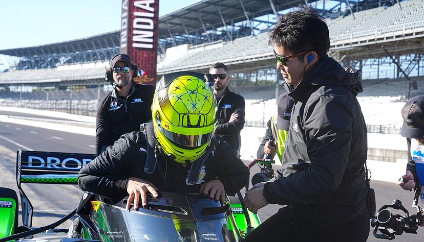 Mick Schumacher steigt ins Cockpit seines Wagens ein.