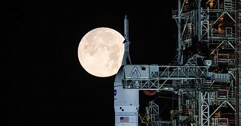 Der Vollmond scheint hinter dem Raktensystem &laquo;Artemis 2&raquo; auf dem Weltraumbahnhof Cape Canaveral