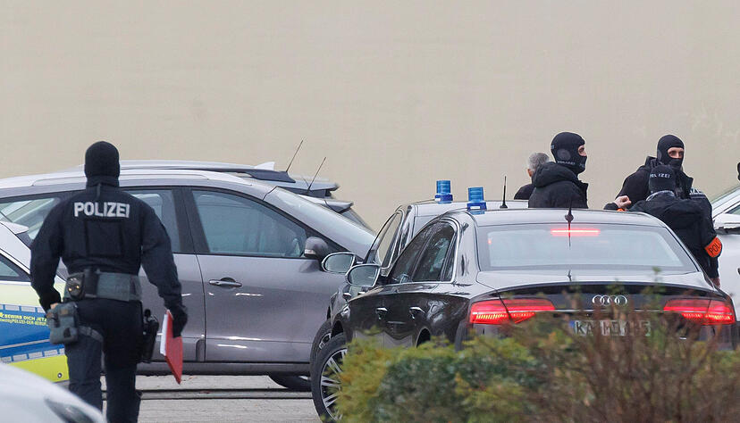 Die Bundesanwaltschaft hat mehrere Menschen aus der sogenannten "Reichsbürgerszene" im Zuge einer Razzia festnehmen lassen.