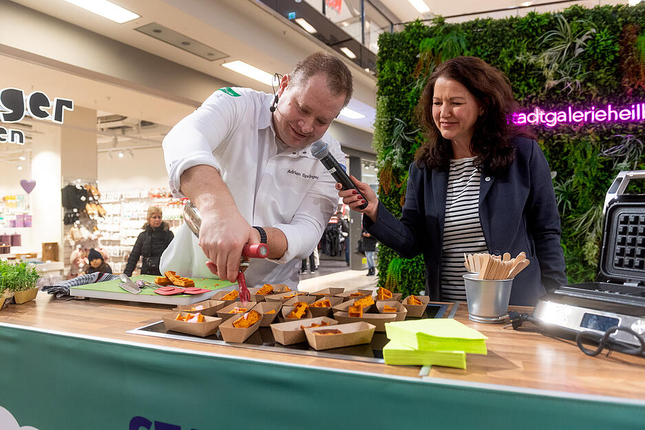 Die Gäste durften beim Showkochen probieren, Stimme-Regionalchefin Tanja Ochs moderieren. Die Gäste durften beim Showkochen probieren, Stimme-Regionalchefin Tanja Ochs moderieren.
