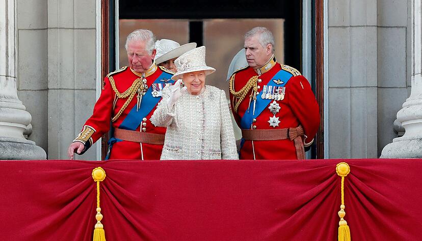 Damals war er noch Herzog von York: Andrew (rechts) mit seiner inzwischen verstorbenen Mutter, der Königin Elizabeth II., und seinem Bruder Charles. (Archivbild) Damals war er noch Herzog von York: Andrew (rechts) mit seiner inzwischen verstorbenen Mutter, der Königin Elizabeth II., und seinem Bruder Charles. (Archivbild)