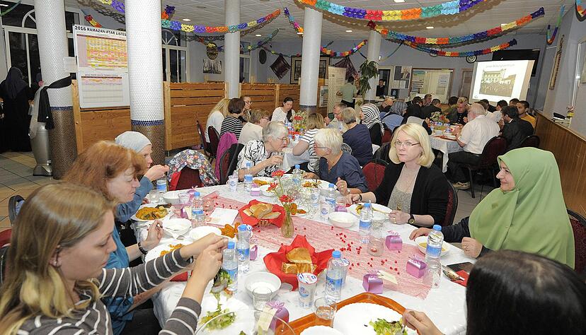 Fastenbrechen in Fatih-Moschee Heilbronn