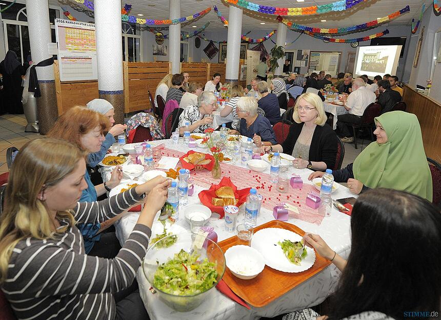 Fastenbrechen in Fatih-Moschee Heilbronn Fastenbrechen in Fatih-Moschee Heilbronn
