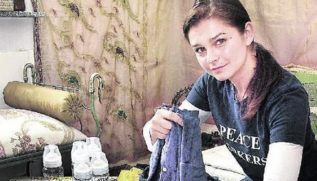 Celina Wieczorek zwischen Infomaterial und in der Region gesammelten Kleidern und Babyflaschen. Die bringt sie demnächst direkt nach Rumänien. (Foto: Rabea Sattar) Celina Wieczorek zwischen Infomaterial und in der Region gesammelten Kleidern und Babyflaschen. Die bringt sie demnächst direkt nach Rumänien. (Foto: Rabea Sattar)