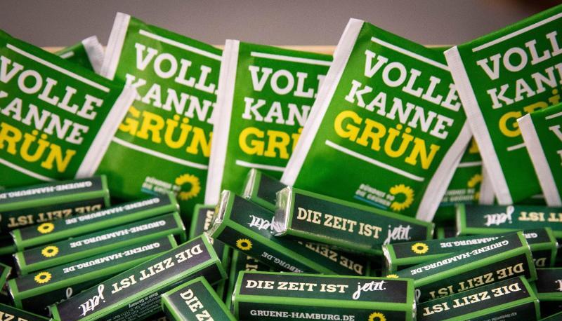Teebeutel und Bonbons liegen am Eingang zu einer Wahlkampf-Diskussion von Bündnis 90/Die Grünen.