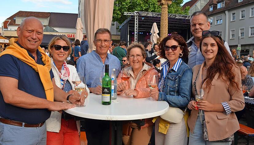 Machen sich einen gemütlichen Abend (von links): Elmar und Christiane Schadt, Werner und Christa Steck sowie Constance, Stefan und Anna Lena Maier.
Foto: Stefanie Pfäffle Machen sich einen gemütlichen Abend (von links): Elmar und Christiane Schadt, Werner und Christa Steck sowie Constance, Stefan und Anna Lena Maier.
Foto: Stefanie Pfäffle