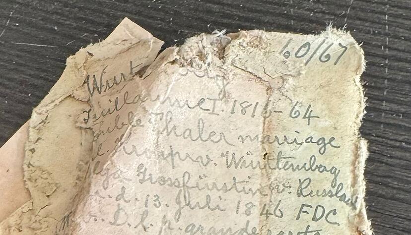 Die durch Wassereintritt teils vergammelten Münztütchen, die jahrzehntelang vergraben waren. Die durch Wassereintritt teils vergammelten Münztütchen, die jahrzehntelang vergraben waren.