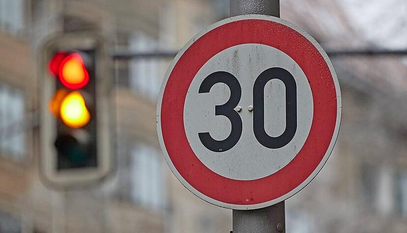 30 statt 50. Mit Tempo 30 auf vielbefahrenen Stra&szlig;en will die Stadt &Ouml;hringen ihre B&uuml;rger vor L&auml;rm sch&uuml;tzen. Die Umsetzung der 3. Stufe des L&auml;rmaktionsplans wurde im Gemeinderat kontrovers diskutiert.