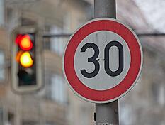 30 statt 50. Mit Tempo 30 auf vielbefahrenen Stra&szlig;en will die Stadt &Ouml;hringen ihre B&uuml;rger vor L&auml;rm sch&uuml;tzen. Die Umsetzung der 3. Stufe des L&auml;rmaktionsplans wurde im Gemeinderat kontrovers diskutiert.