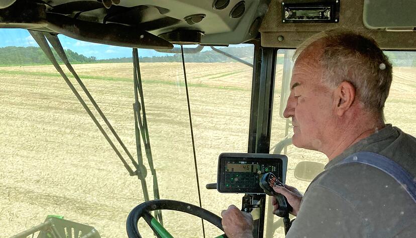 Lothar Kümmerle ist selbst Landwirt, erntet aber auch als Lohnunternehmer Kundenfelder ab.