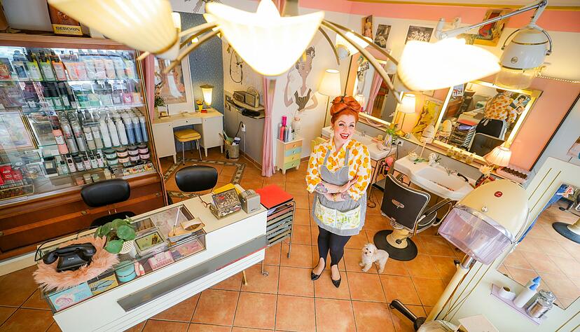In ihrem Salon entstehen Frisuren wie in den 60ern.