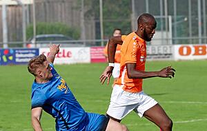 Njie Gibbi (rechts) ist einer der Künzelsauer Spieler mit viel Qualität. Die erste Drucksituation hat der A1-Ligist bestanden.
Fotos: Marc Schmerbeck Njie Gibbi (rechts) ist einer der Künzelsauer Spieler mit viel Qualität. Die erste Drucksituation hat der A1-Ligist bestanden.
Fotos: Marc Schmerbeck