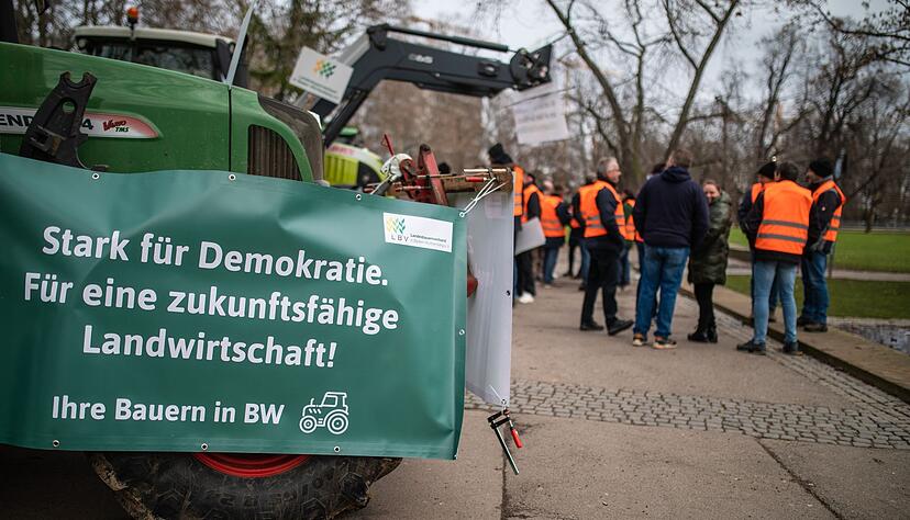 Bei einer Mahnwache vom Landesbauernverband Baden-Württemberg hängt ein Banner mit der Aufschrift „"Stark für Demokratie.
