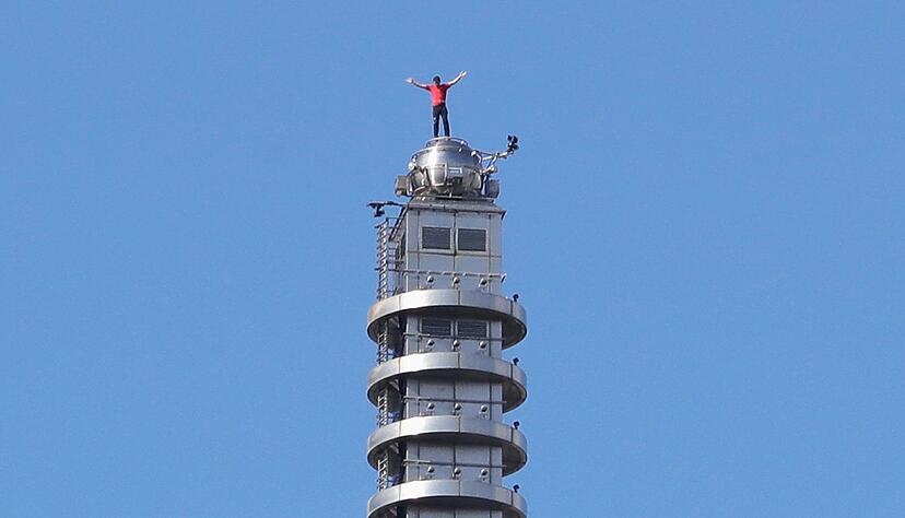 Nach dem Jubel auf der Spitze des Wolkenkratzers hat Alex Honnold ein Selfie mit seinem Smartphone geschossen.