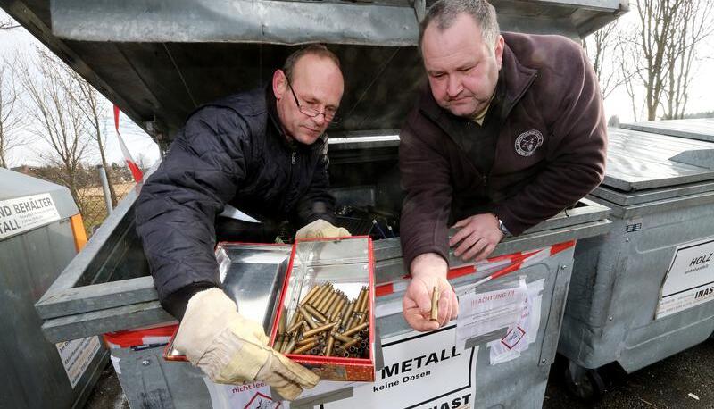 Feuerwerker Bernd Gekeler (l.) und Robert Mess mit den Hülsen. Foto: Sawatzki