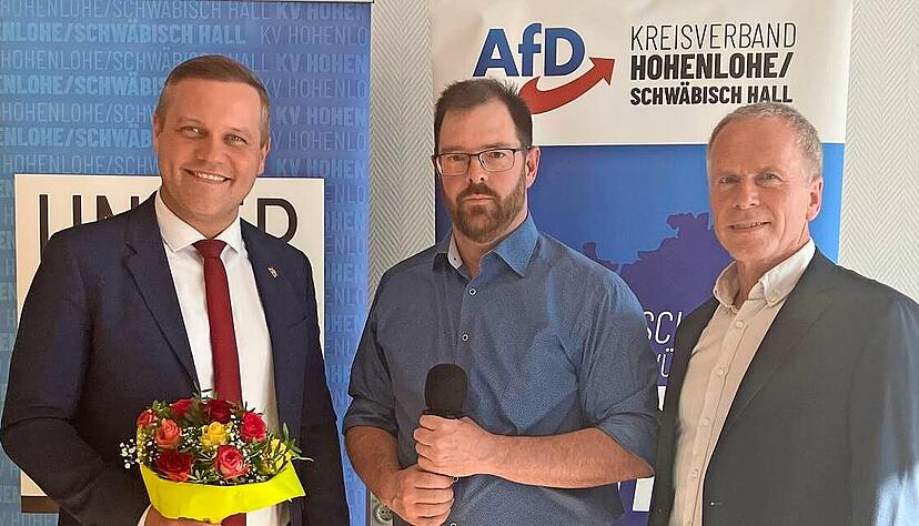 Anton Baron (links) nach der Wahl mit Wahlleiter Christian Schäfer (Mitte) und Ersatzkandidat Bernd Weber.
Foto: Tscherwitschke Anton Baron (links) nach der Wahl mit Wahlleiter Christian Schäfer (Mitte) und Ersatzkandidat Bernd Weber.
Foto: Tscherwitschke
