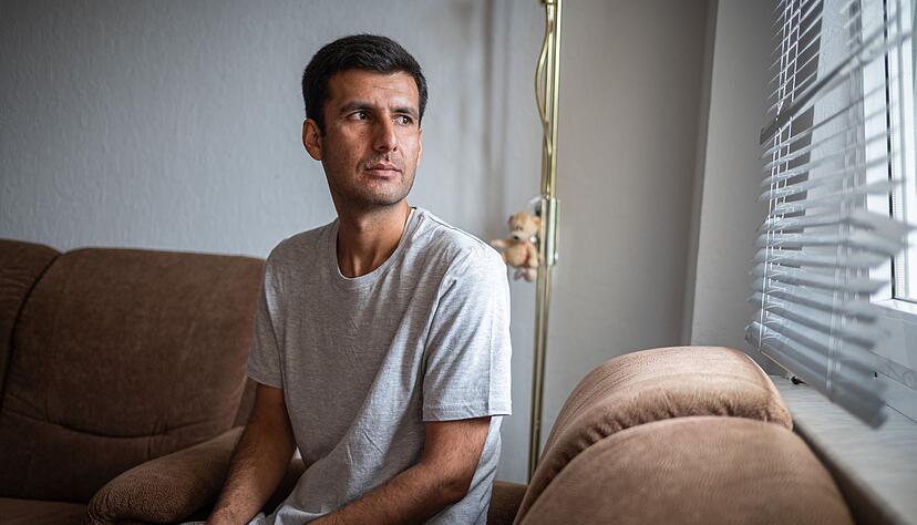 Der ehemalige Bundeswehr-&Uuml;bersetzer Khosrow Mohammadi in seiner Wohnung in einer s&auml;chsischem Kleinstadt.
