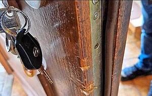 Einbrecher beschädigten am Montag diese Tür in Brackenheim. Einbrecher beschädigten am Montag diese Tür in Brackenheim.