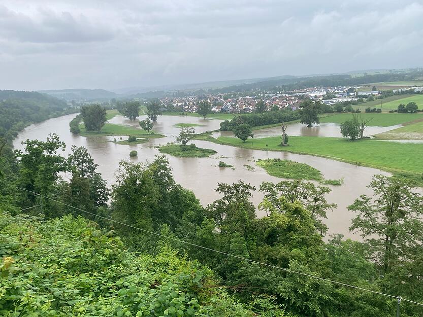 Bereits am 1. Juni 2024 sind die Auswirkungen des Dauerregens zu sehen. An dem Samstag ist das Wasser am Neckar zwischen Offenau und Bad Wimpfen schon deutlich &uuml;ber die Ufer getreten. Das Hochwasser und seine Sch&auml;den blieb der Region Heilbronn noch einige Zeit erhalten.