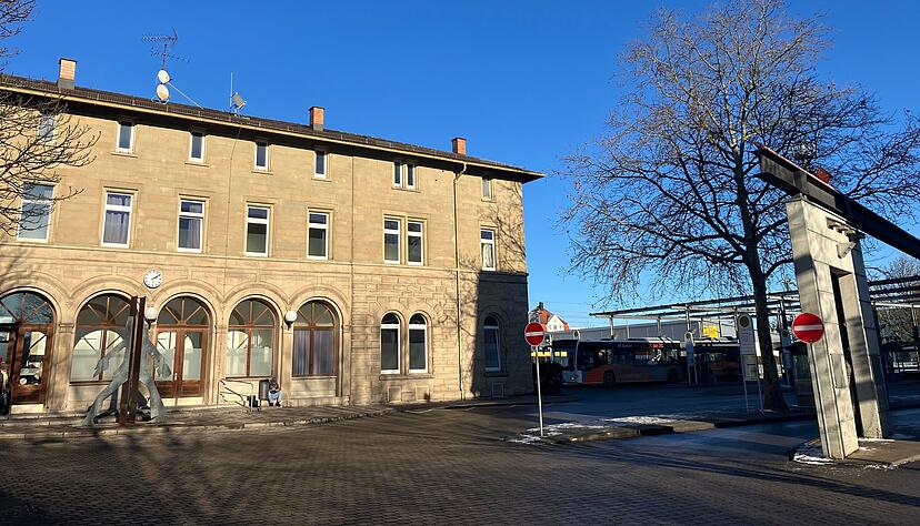 Bahnhof und Post sind sch&ouml;ne Geb&auml;ude in &Ouml;hringen. Leider versperren oft Busse den Blick darauf. Das gesamte Areal wurde nun &uuml;berplant.